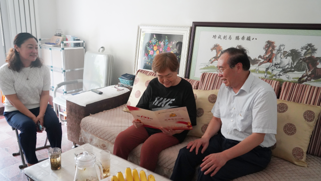 公司領(lǐng)導(dǎo)走訪慰問退休老黨員和困難黨員